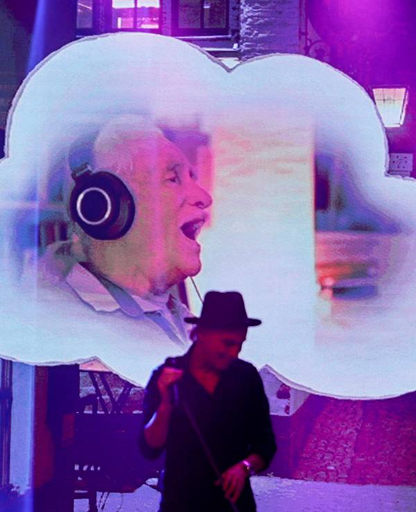 Brings auf der Bühne und Hans Süper singt aus einer Wolke