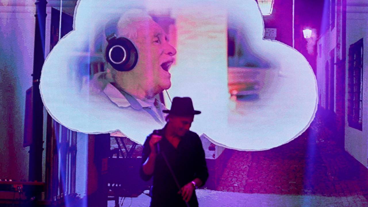 Brings auf der Bühne und Hans Süper singt aus einer Wolke