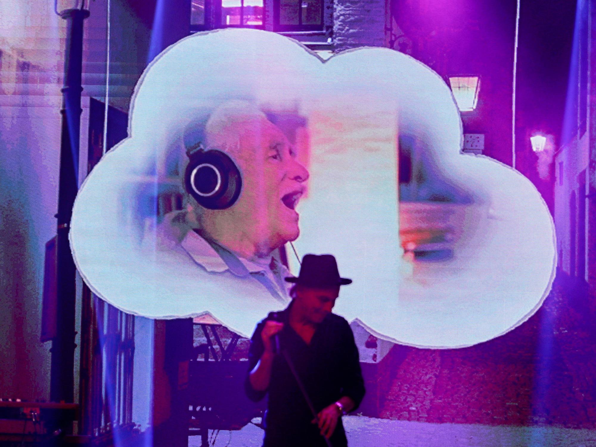Brings auf der Bühne und Hans Süper singt aus einer Wolke