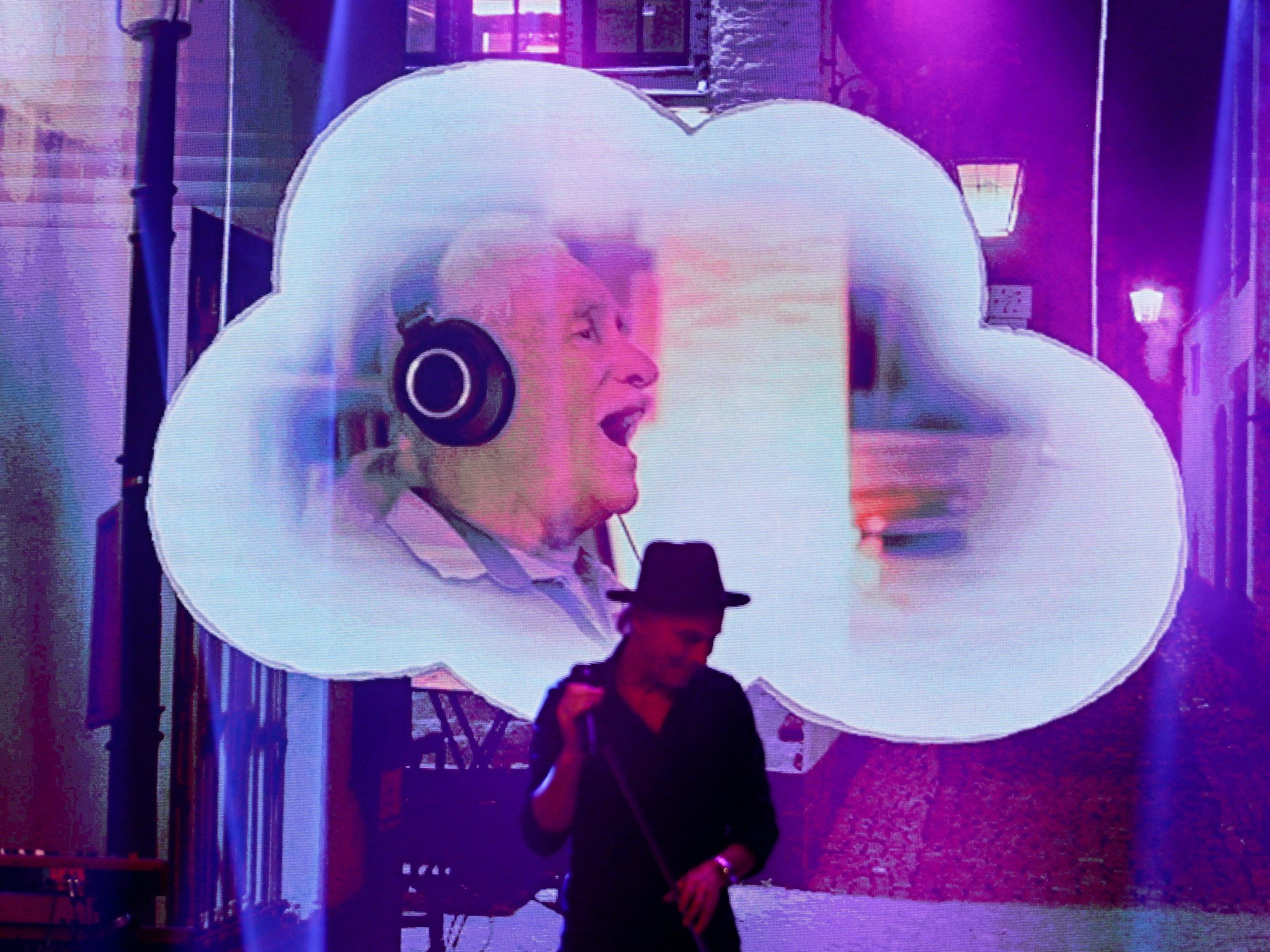 Brings auf der Bühne und Hans Süper singt aus einer Wolke