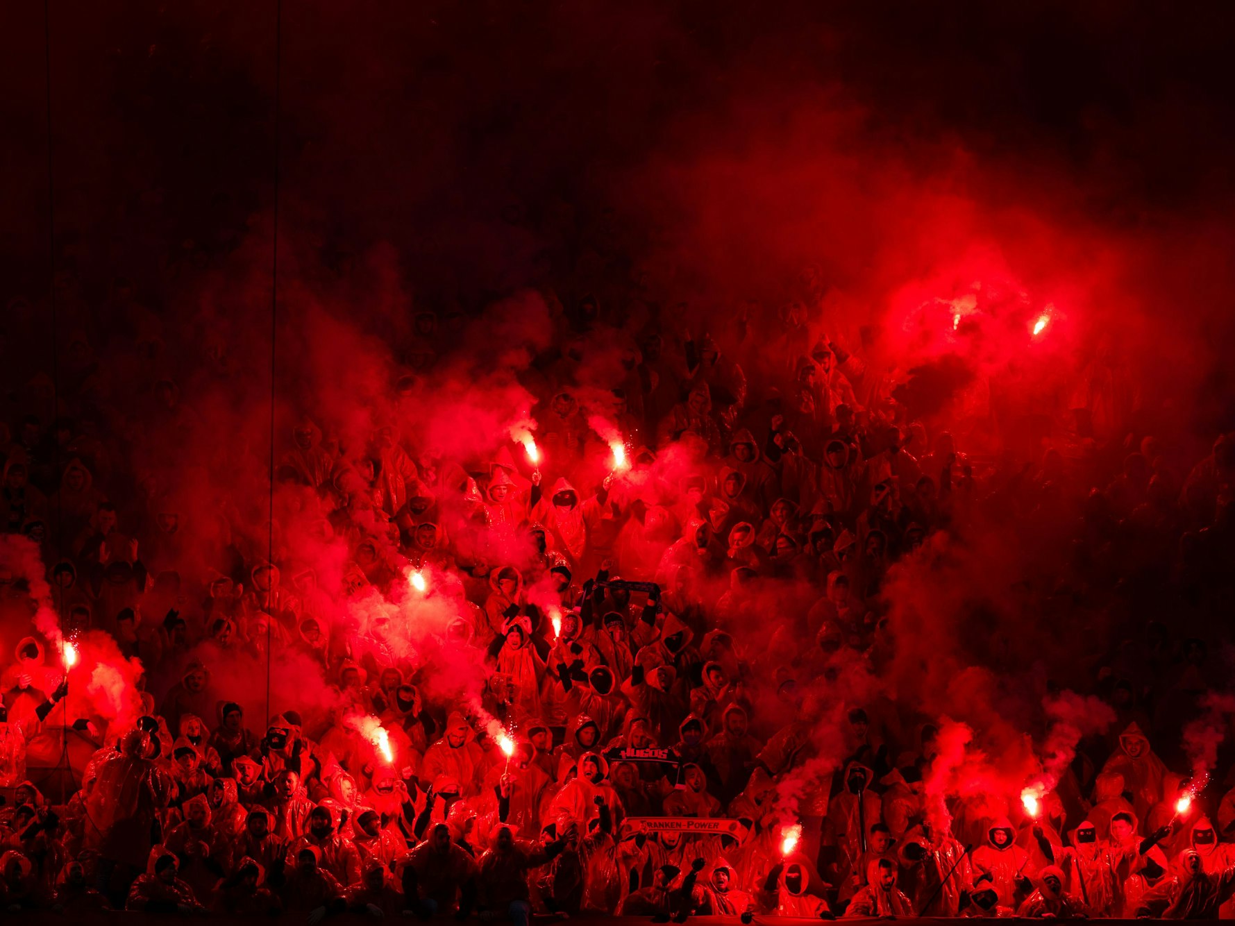 Bengalos brennen im Nürnberger Fanblock im Rhein-Energie-Stadion.