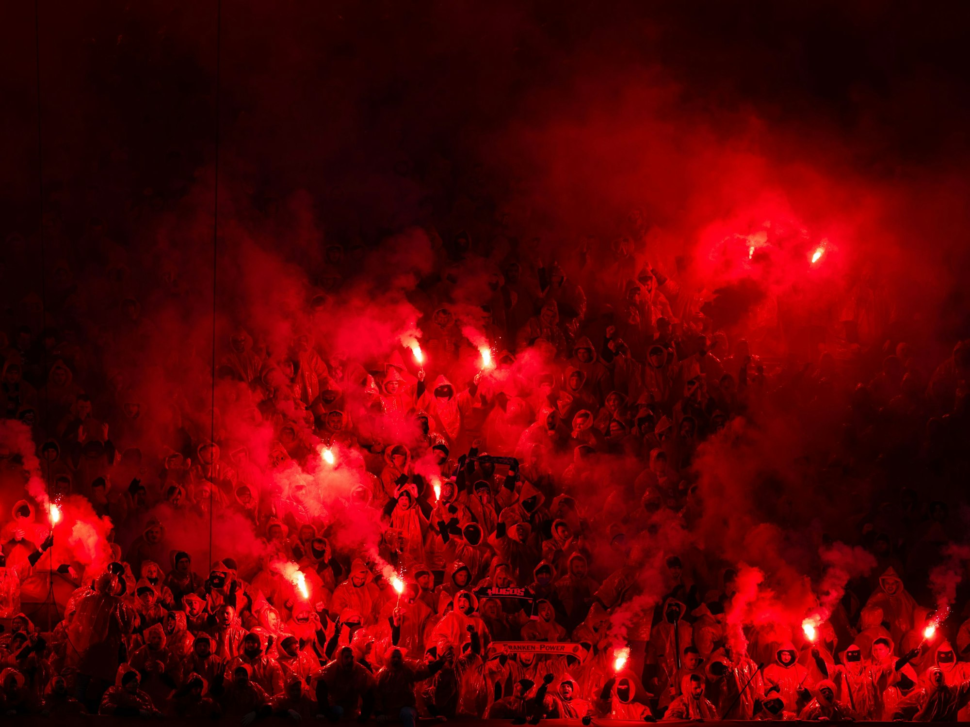 Bengalos brennen im Nürnberger Fanblock im Rhein-Energie-Stadion.