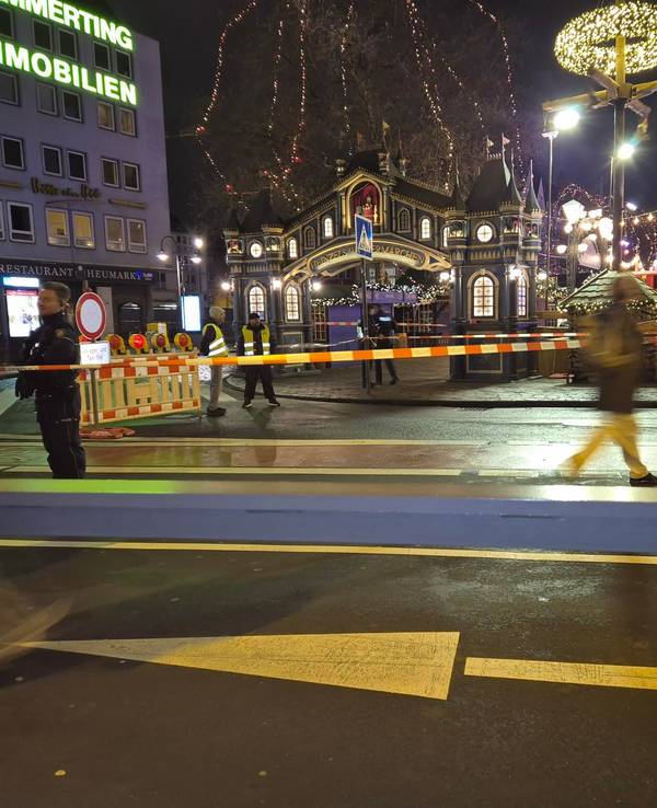 Der Weihnachtsmarkt auf dem Kölner Heumarkt wurde am 15. Dezember 2024 abgesperrt und von Polizisten geschützt.