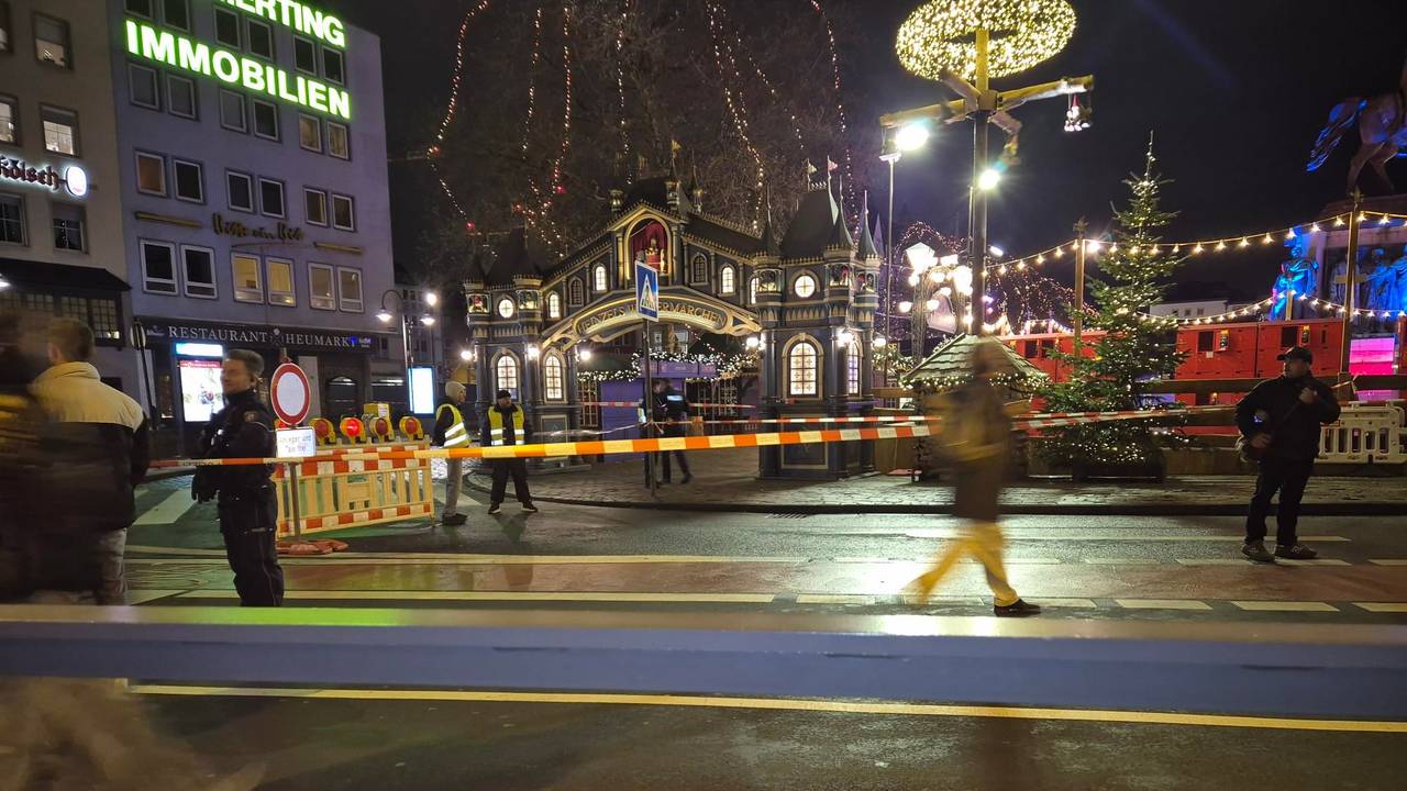 Der Weihnachtsmarkt auf dem Kölner Heumarkt wurde am 15. Dezember 2024 abgesperrt und von Polizisten geschützt.