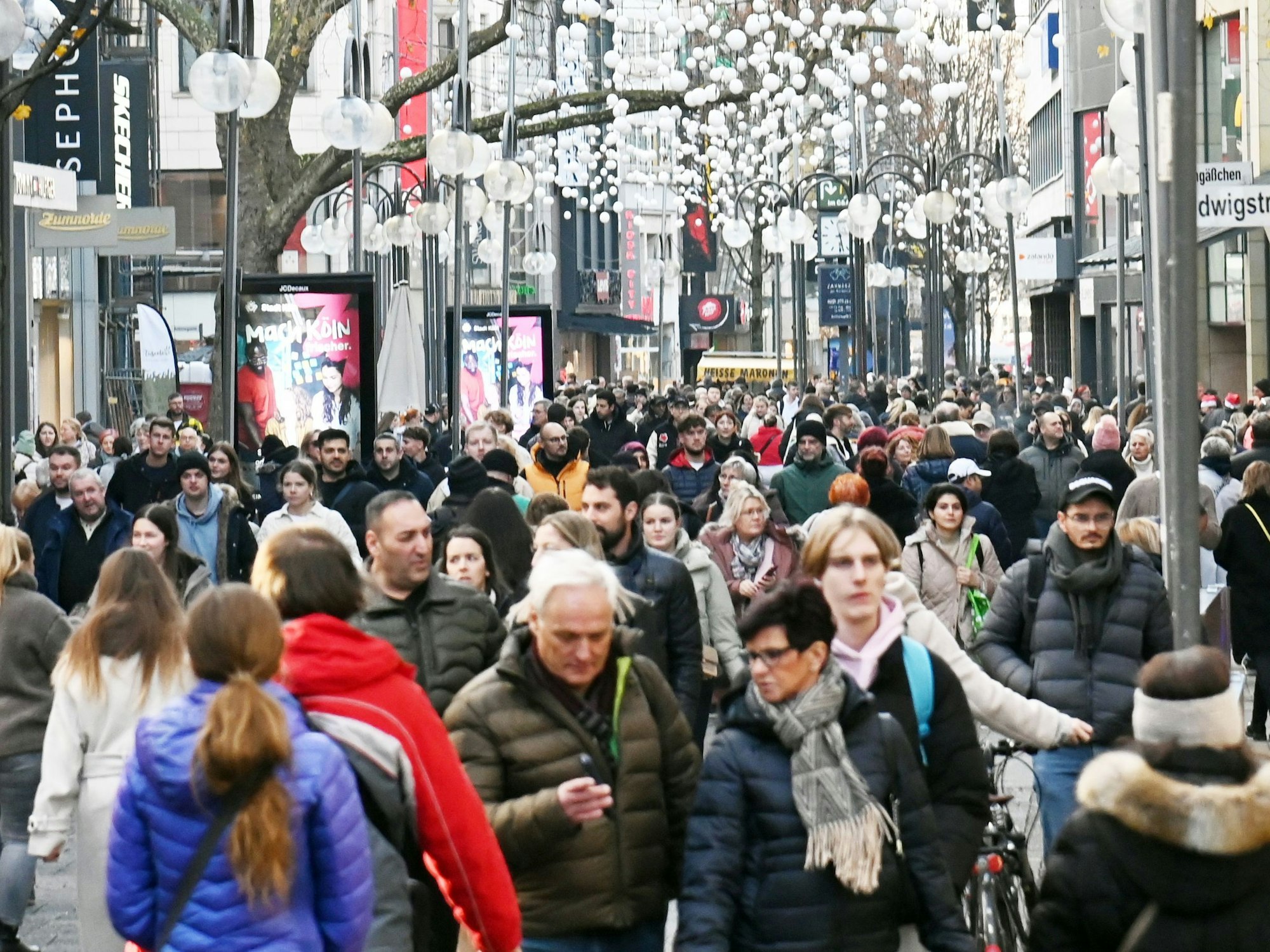 Menschenmassen in einer Einkaufsstraße.