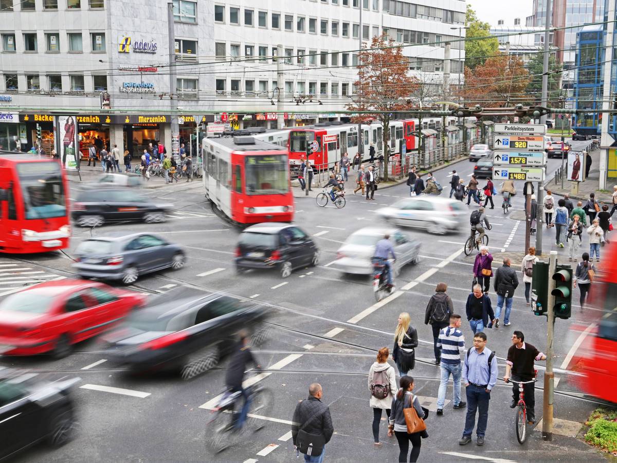 Am Barbarossaplatz treffen gleich vier Bahnlinien der KVB zusammen.
