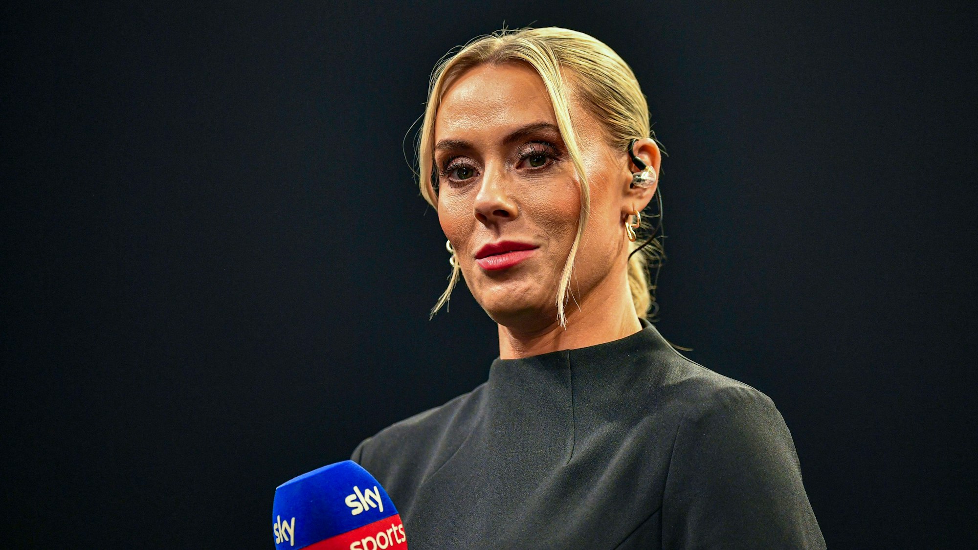 Darts-Moderatorin Emma Paton bei einer Übertragung von Sky.
