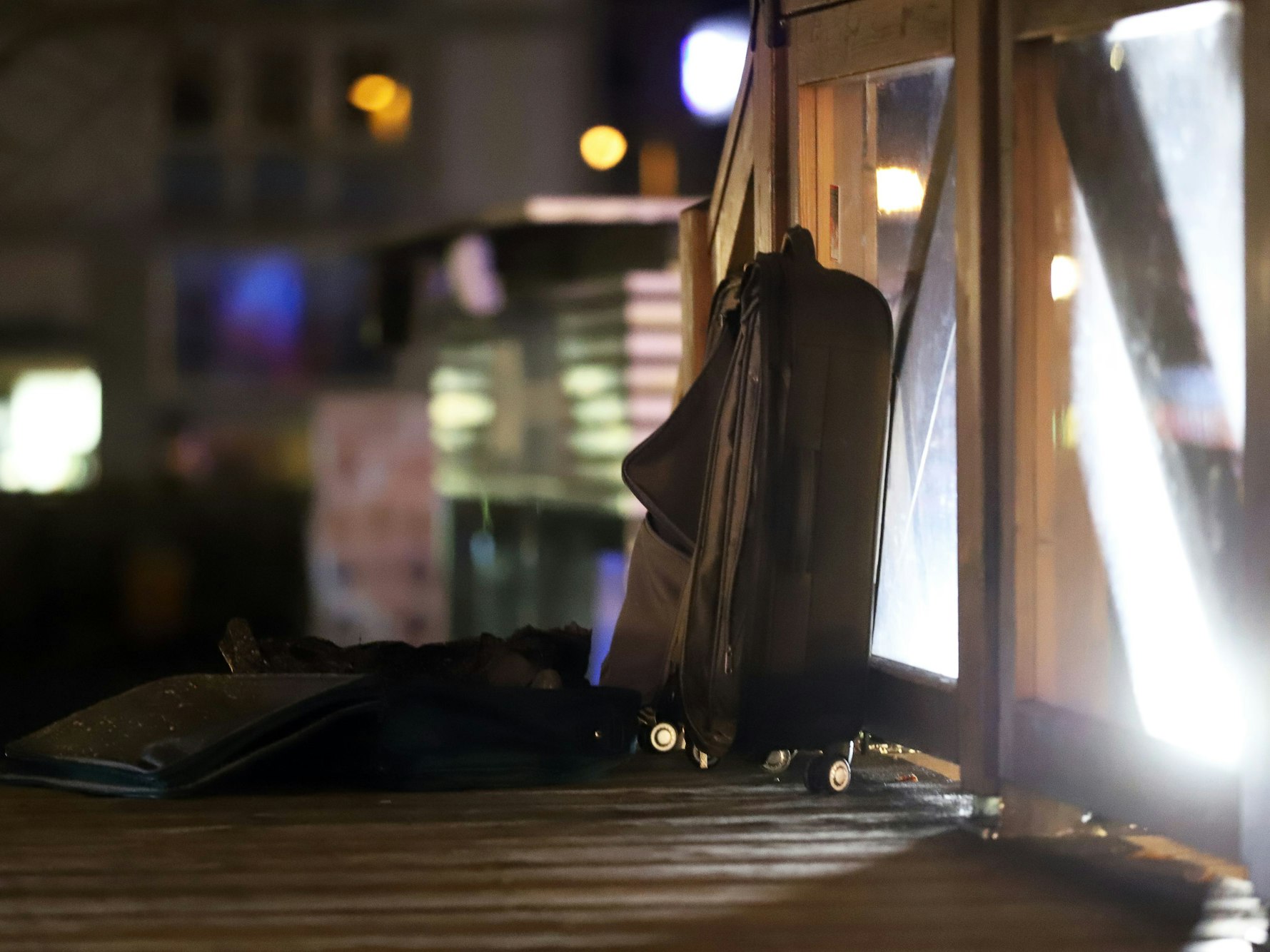 Ein Koffer steht an einem Holzgeländer.