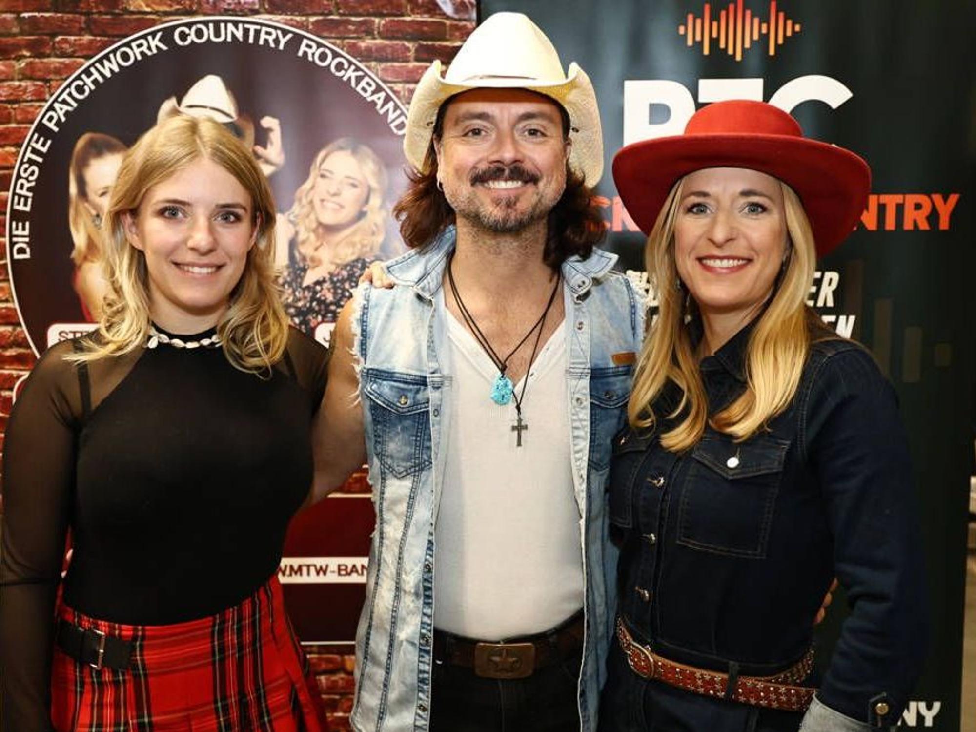 Ein talentiertes Trio – Johanna Mross, Stiefvater Lanny Lanner und Mutter Stefanie Hertel (von links) – Anfang Oktober 2024 auf der Country-Messe in Erfurt.