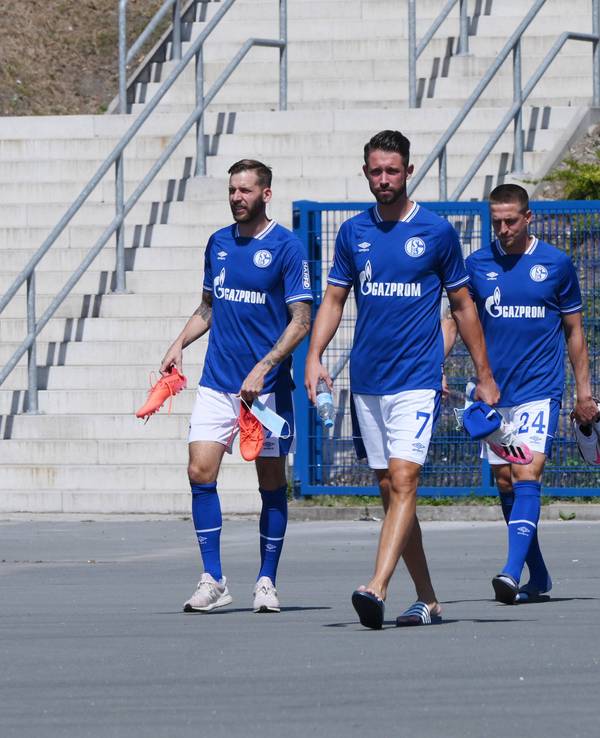 Guido Burgstaller, Mark Uth, Bastian Oczipka und Sebastian Rudy im Schalke-Trikot.