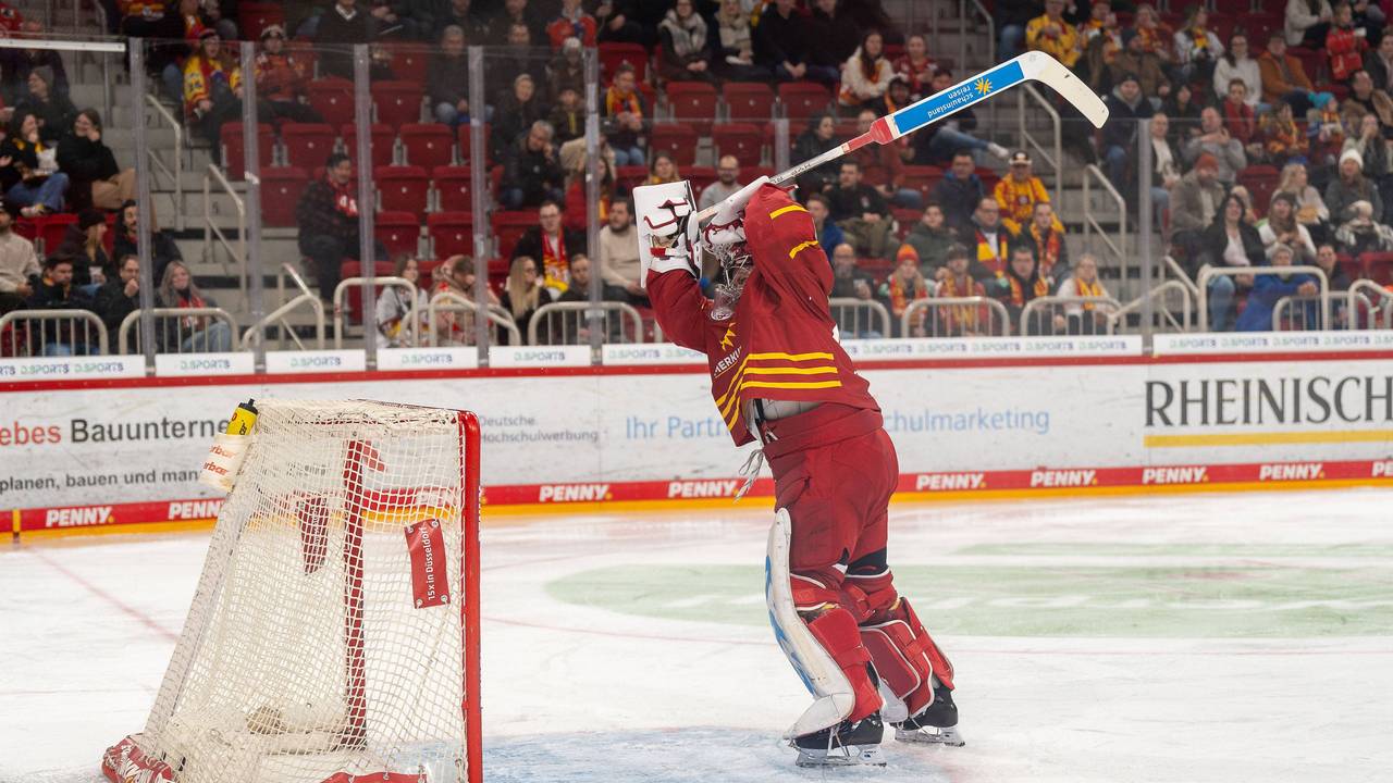 Goalie Henrik Haukeland von der Düsseldorfer EG drischt mit seinem Schläger vor Wut auf sein Tor ein.
