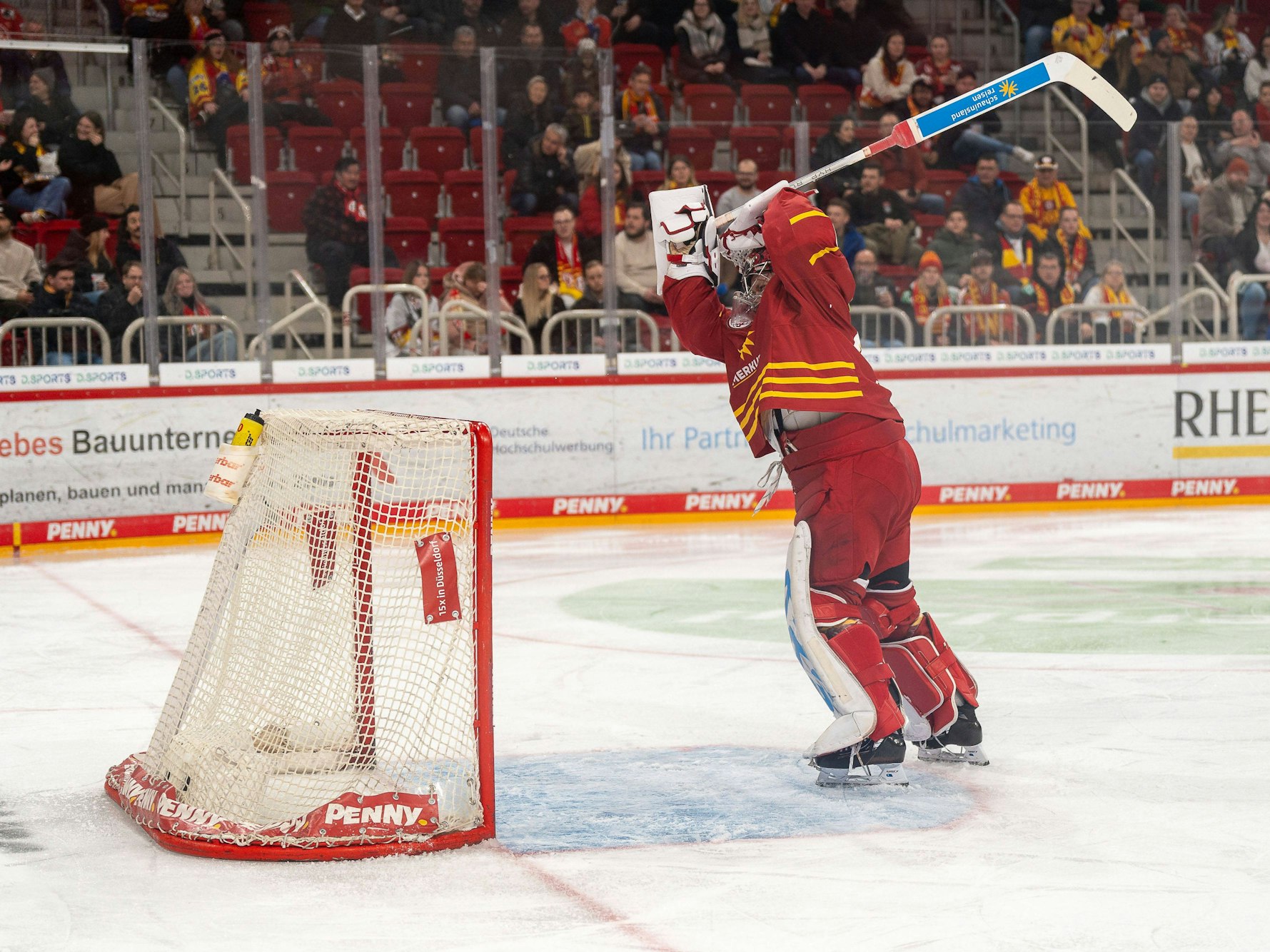 Goalie Henrik Haukeland von der Düsseldorfer EG drischt mit seinem Schläger vor Wut auf sein Tor ein.