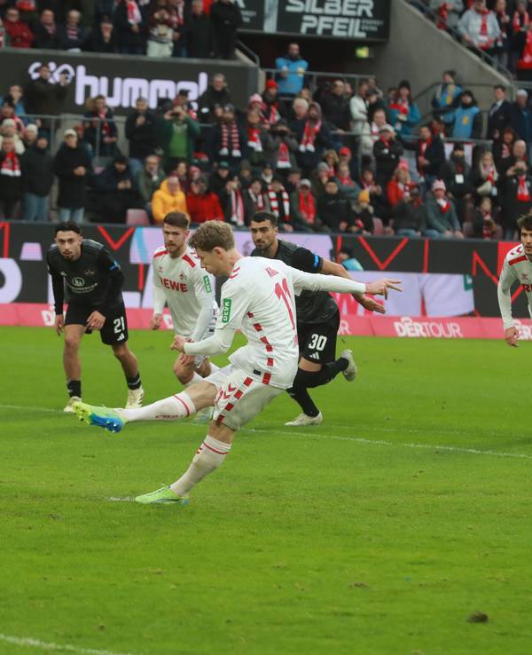 Florian Kainz trifft gegen Nürnberg per Elfmeter.