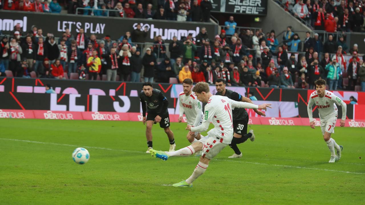 Florian Kainz trifft gegen Nürnberg per Elfmeter.