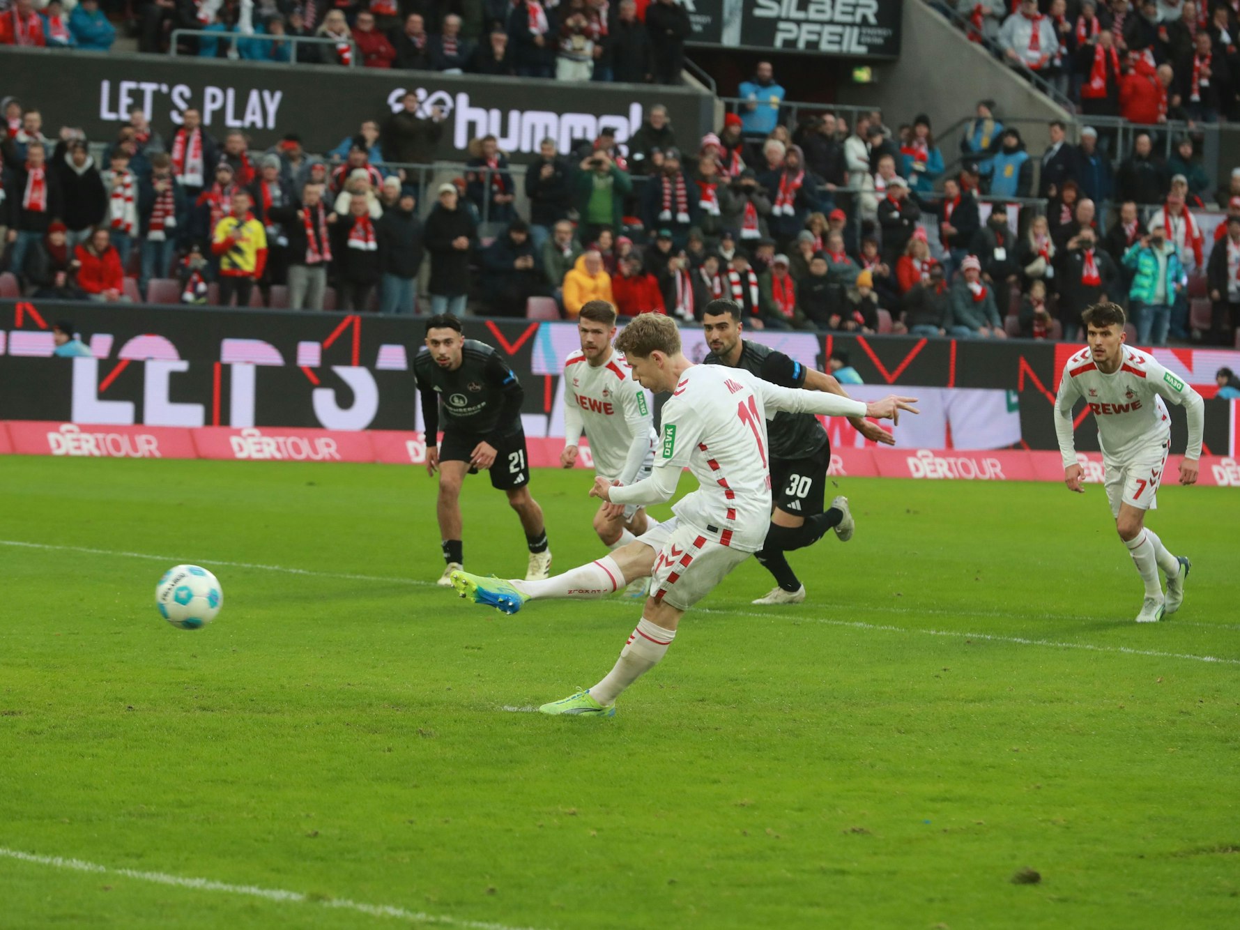 Florian Kainz trifft gegen Nürnberg per Elfmeter.