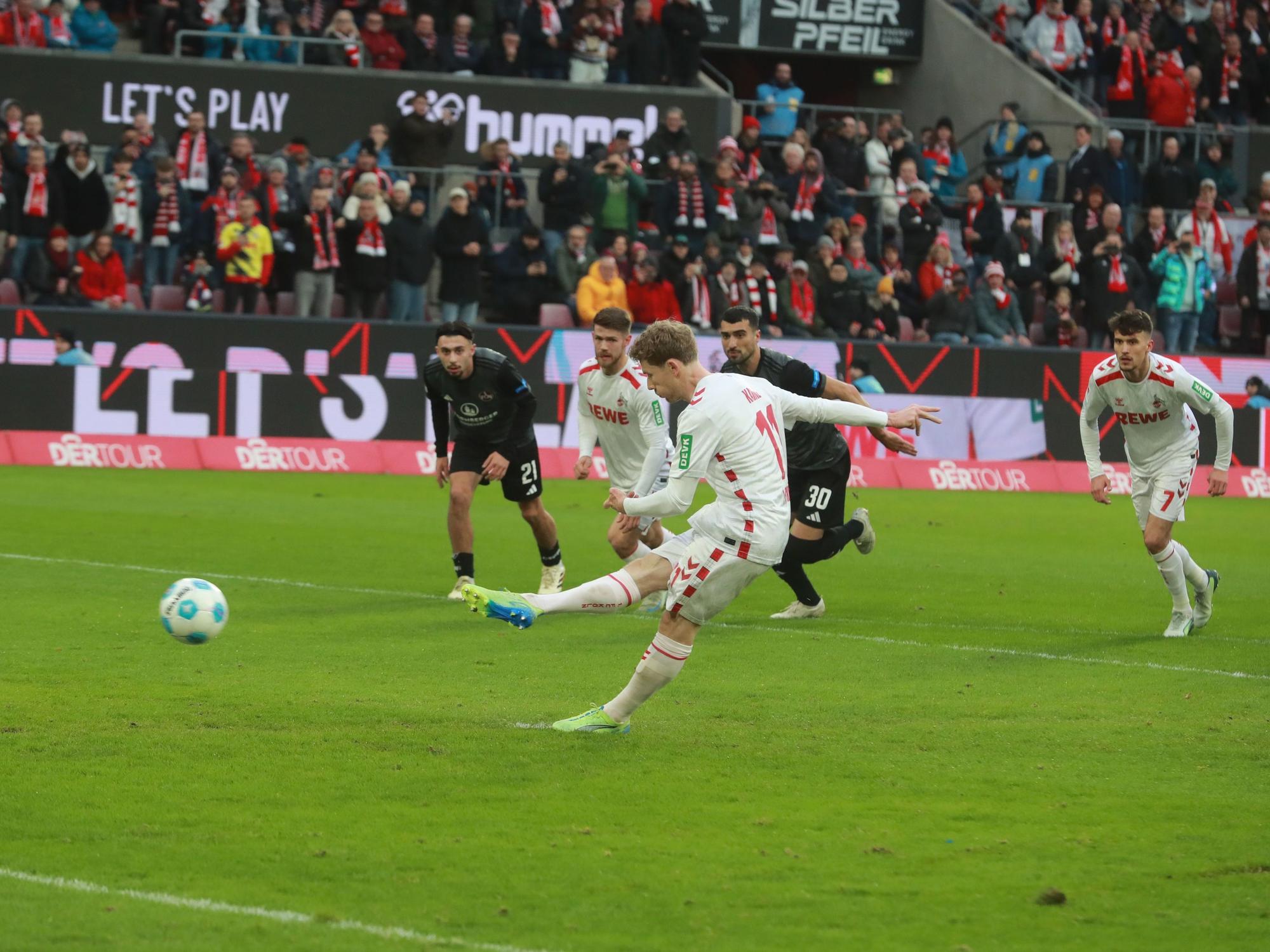 Florian Kainz trifft gegen Nürnberg per Elfmeter.