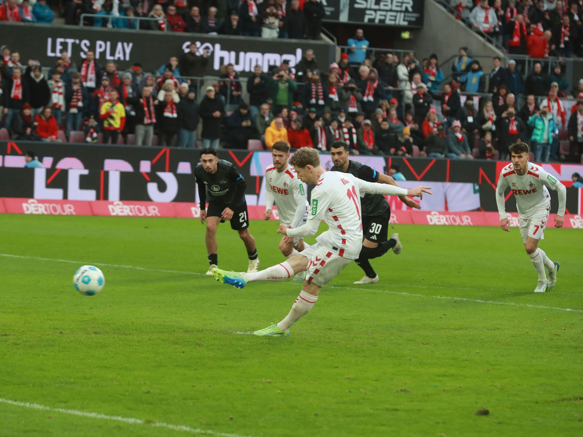 Florian Kainz trifft gegen Nürnberg per Elfmeter.