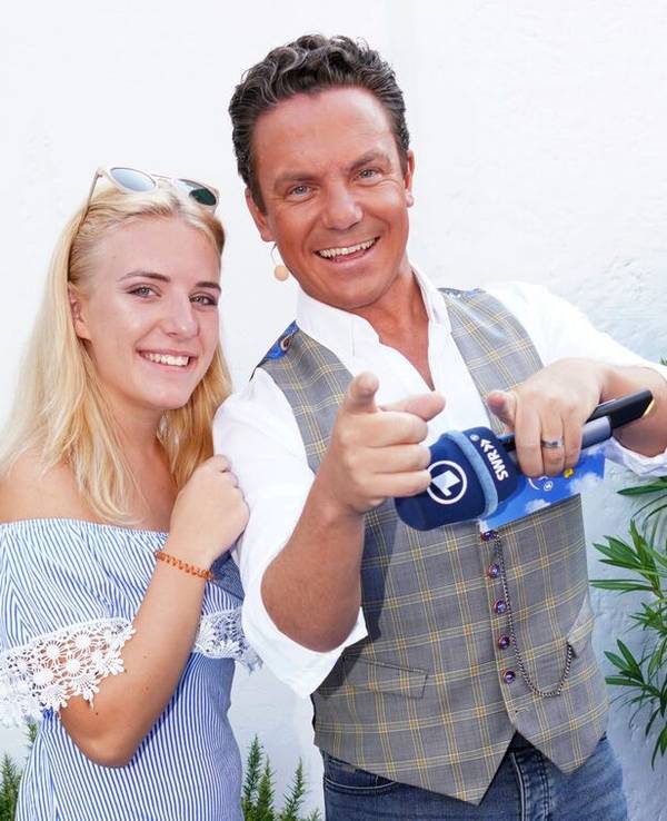Stefan Mross und Tochter Johanna posieren für die Kamera bei „Immer wieder Sonntags“ - Staffel 14, ARD vom 25.08.2019 im Europapark bei Rust.