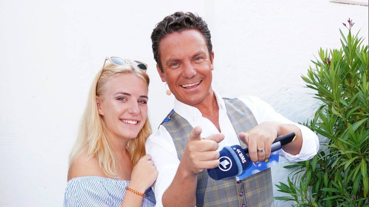 Stefan Mross und Tochter Johanna posieren für die Kamera bei „Immer wieder Sonntags“ - Staffel 14, ARD vom 25.08.2019 im Europapark bei Rust.