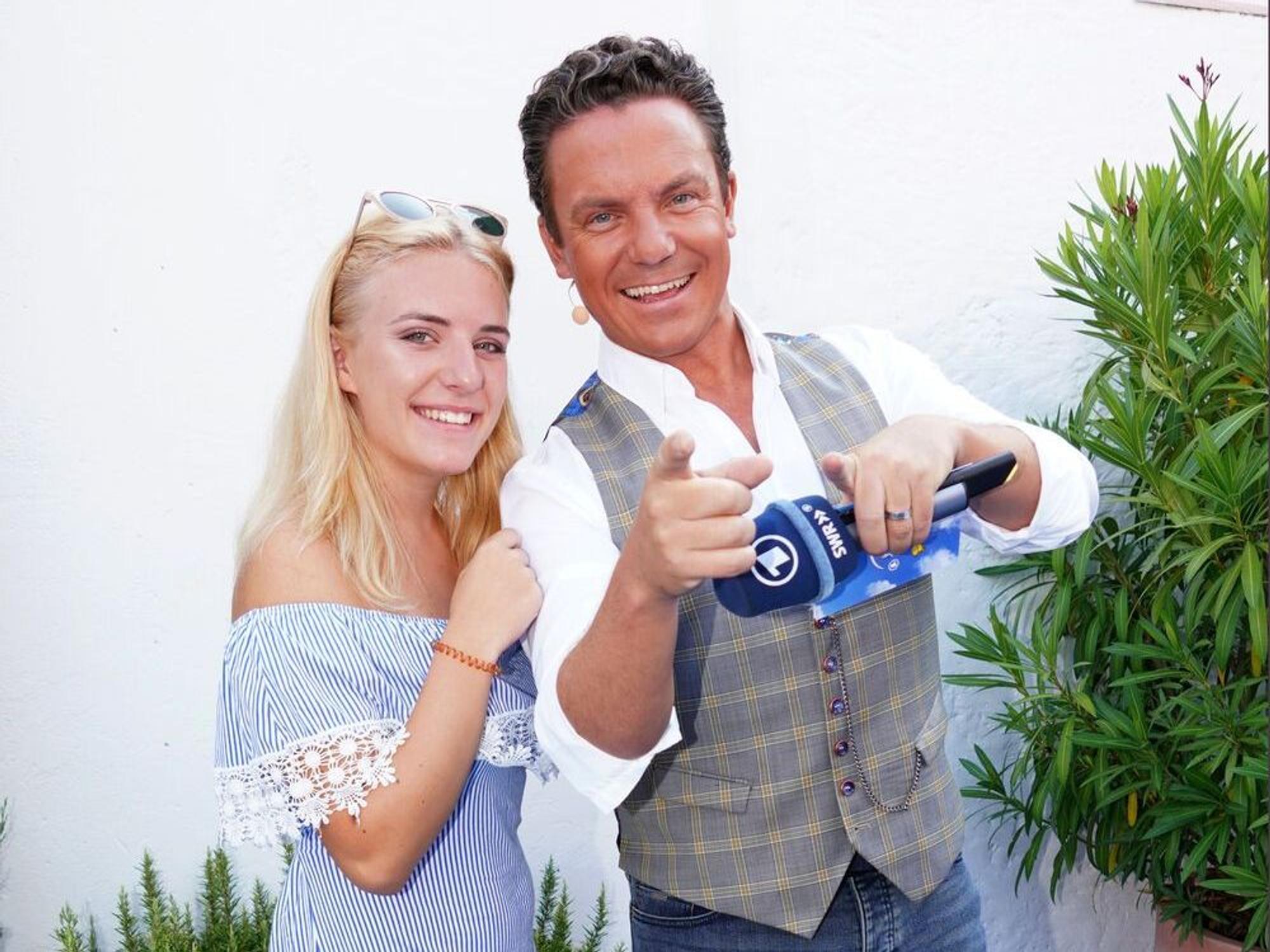 Stefan Mross und Tochter Johanna posieren für die Kamera bei „Immer wieder Sonntags“ - Staffel 14, ARD vom 25.08.2019 im Europapark bei Rust.