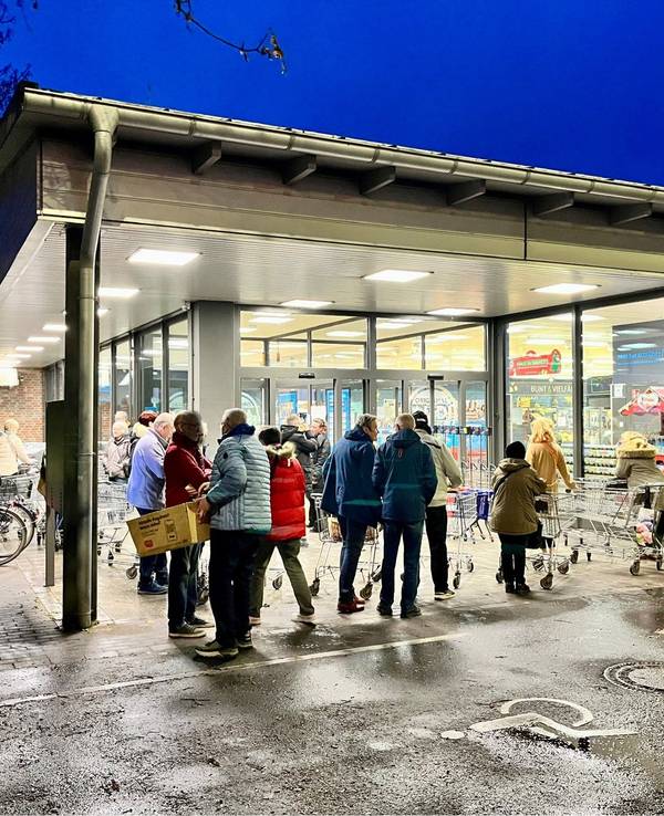 Schlange vor einer Aldi-Filiale.