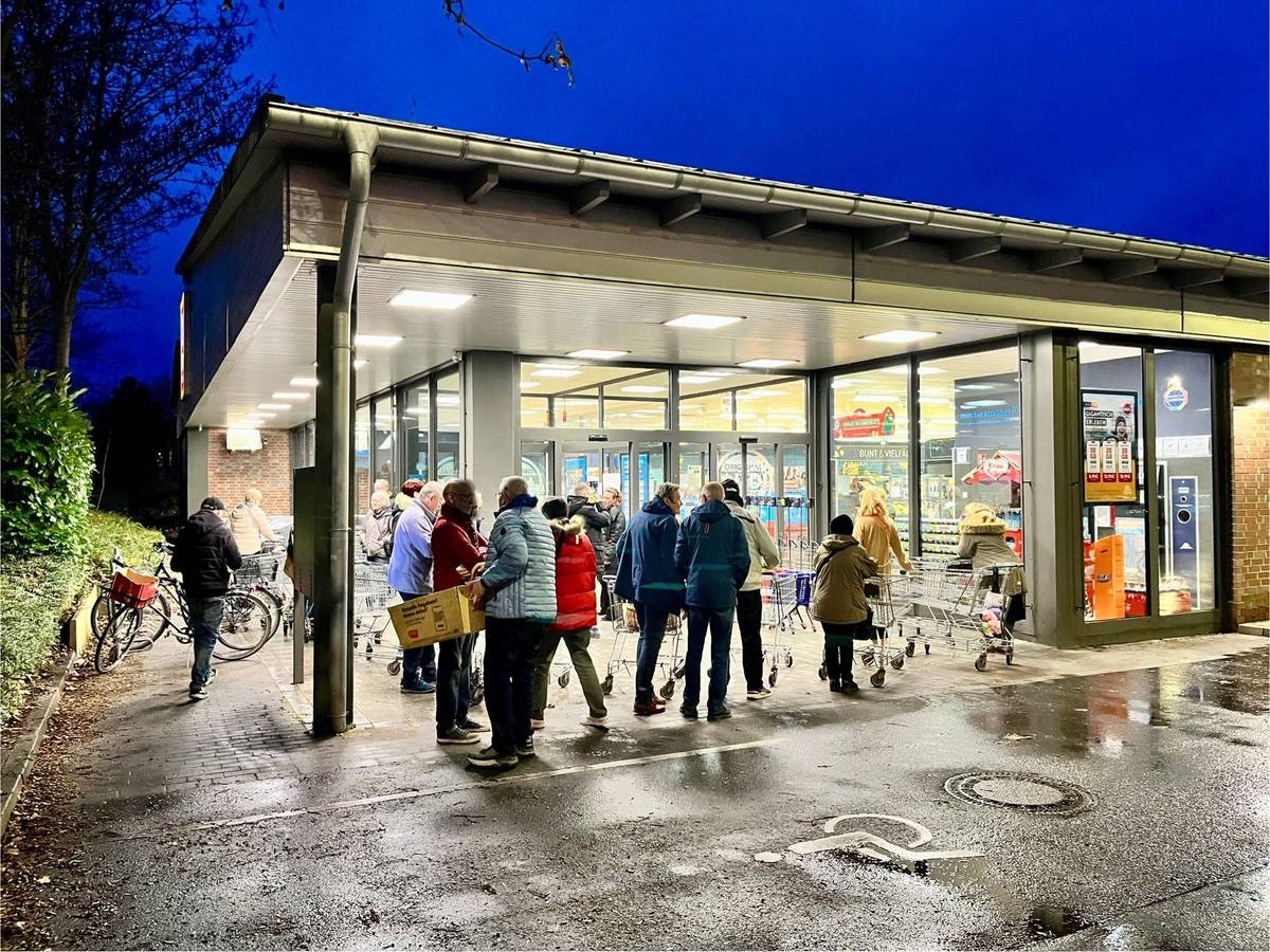 Schlange vor einer Aldi-Filiale.