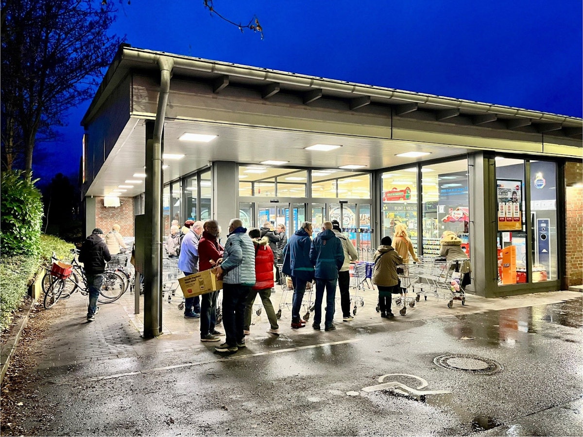 Schlange vor einer Aldi-Filiale.