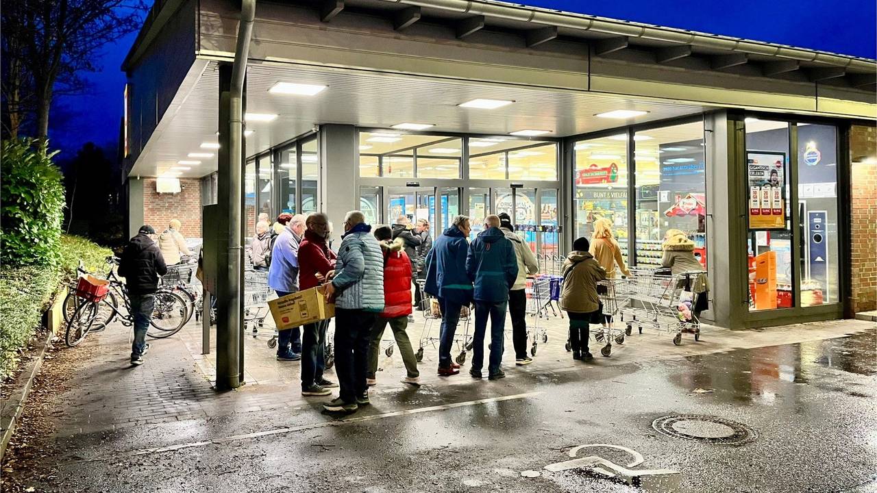 Schlange vor einer Aldi-Filiale.