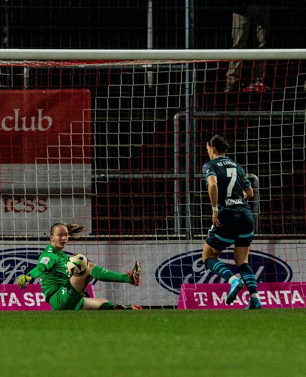 FC-Torhüterin Paula Hoppe beim Tor zum zwischenzeitlichen 0:1 gegen RB Leipzig am Montagabend (16. Dezember 2024).