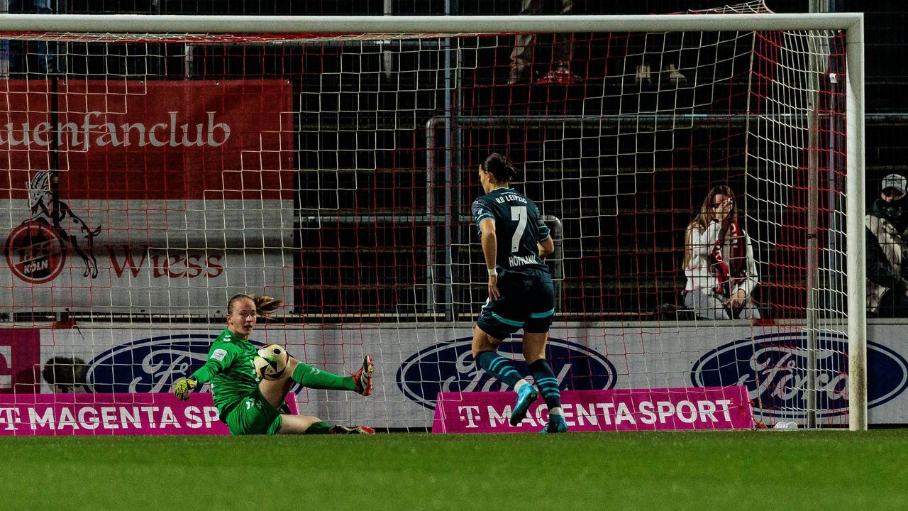 FC-Torhüterin Paula Hoppe beim Tor zum zwischenzeitlichen 0:1 gegen RB Leipzig am Montagabend (16. Dezember 2024).