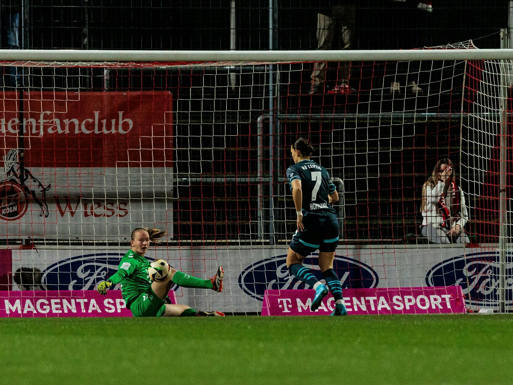 FC-Torhüterin Paula Hoppe beim Tor zum zwischenzeitlichen 0:1 gegen RB Leipzig am Montagabend (16. Dezember 2024).