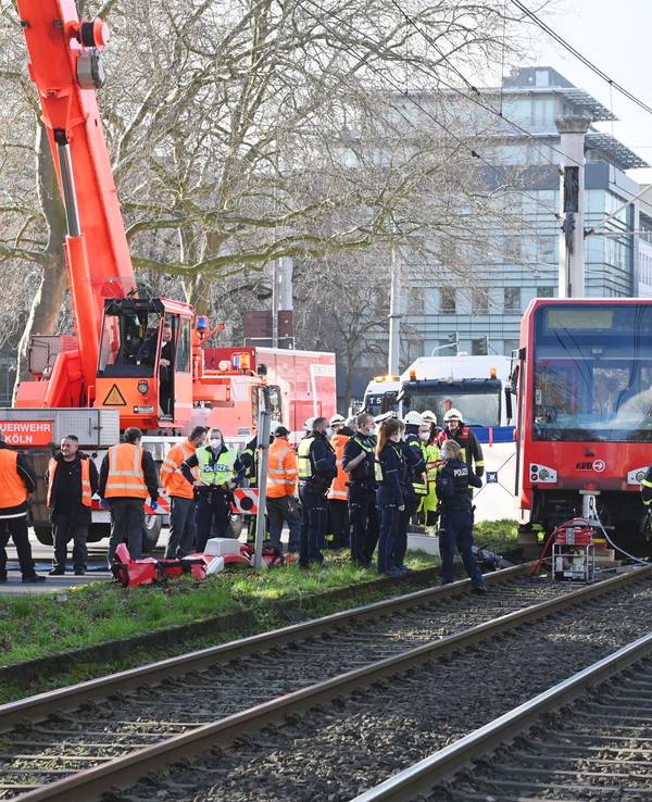 Polizei und Feuerwehr vor Ort nach einem Unfall mit einer KVB-Bahn in Köln.