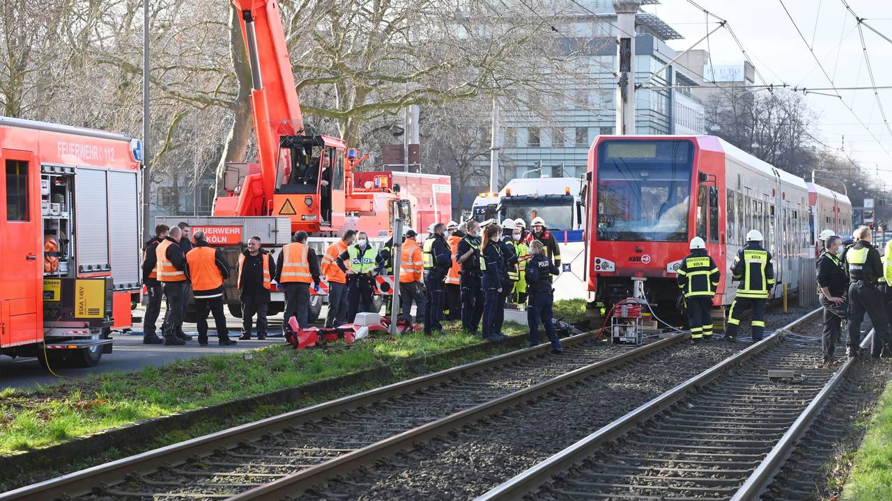 Polizei und Feuerwehr vor Ort nach einem Unfall mit einer KVB-Bahn in Köln.