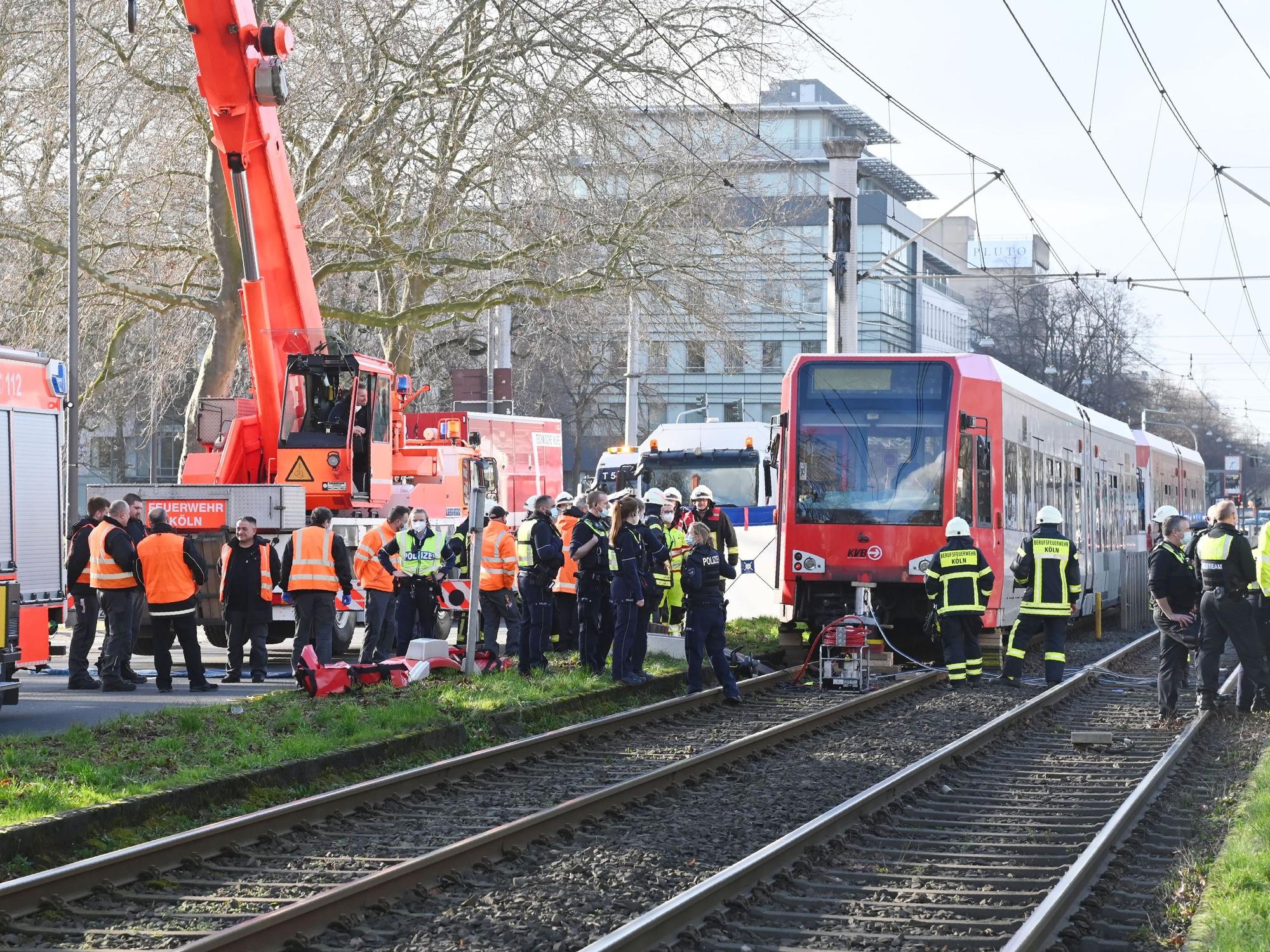 Polizei und Feuerwehr vor Ort nach einem Unfall mit einer KVB-Bahn in Köln.