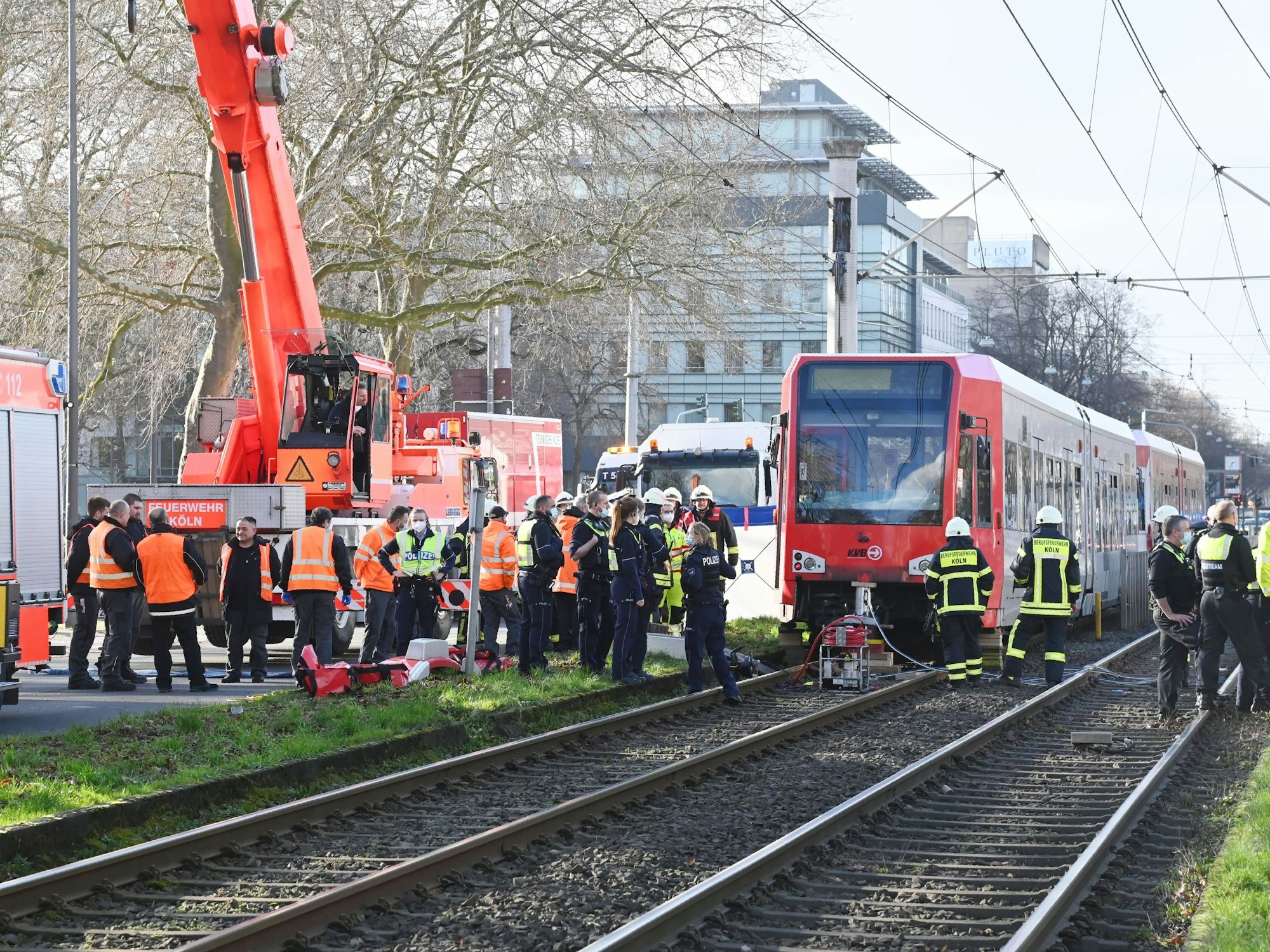 Polizei und Feuerwehr vor Ort nach einem Unfall mit einer KVB-Bahn in Köln.