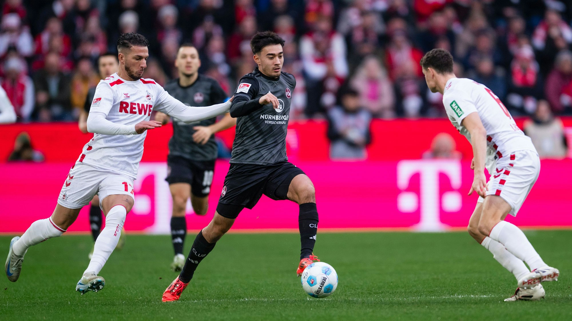 Jens Castrop dribbelt im Spiel zwischen dem 1. FC Köln und dem 1. FC Nürnberg.