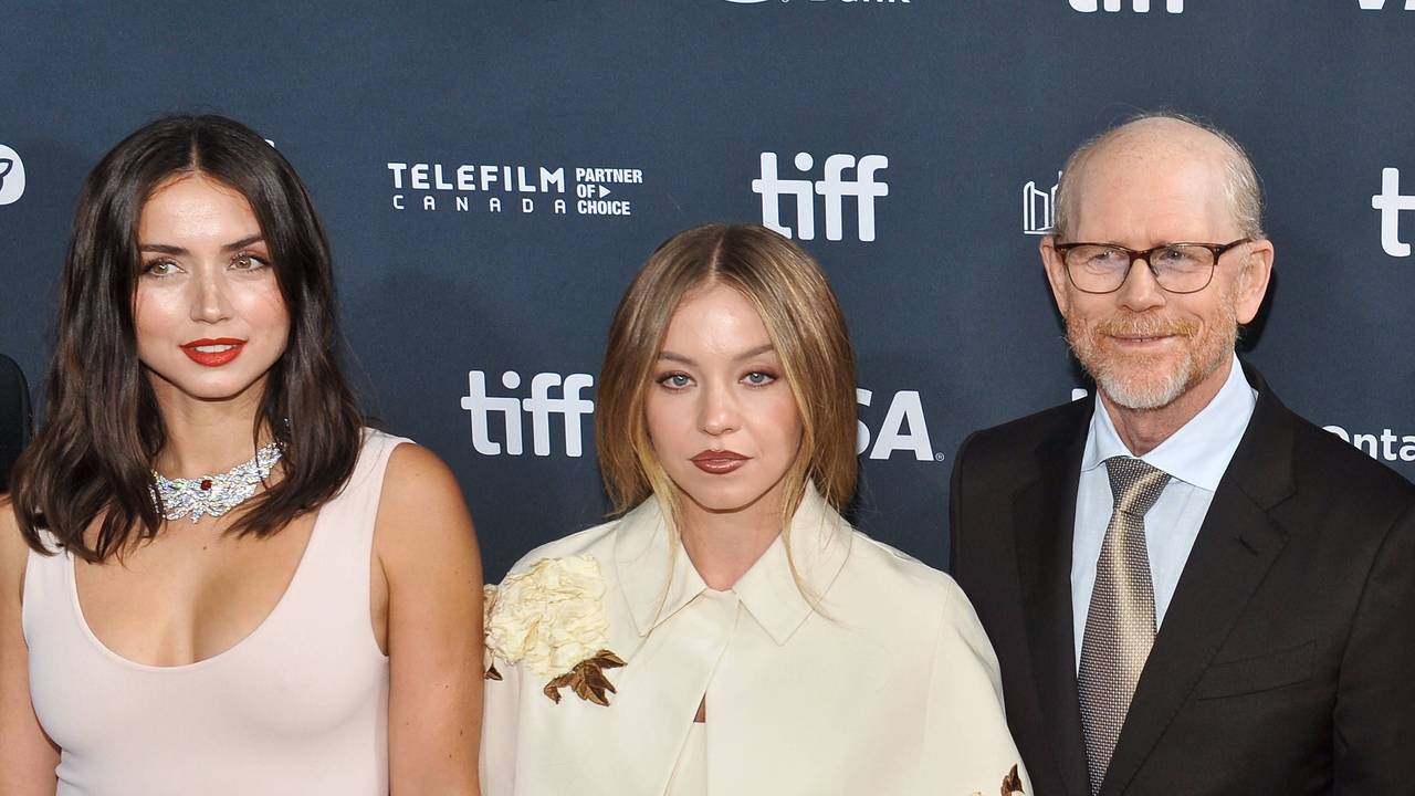 Ana de Armas (links) und Sydney Sweeney sind aktuell auf PR-Tour für ihren Film „Eden“, bei dem Ron Howard Regie führte. Das Foto zeigt alle zusammen bei der Premiere des Films am 7. September 2024 auf dem Toronto Film Festival.