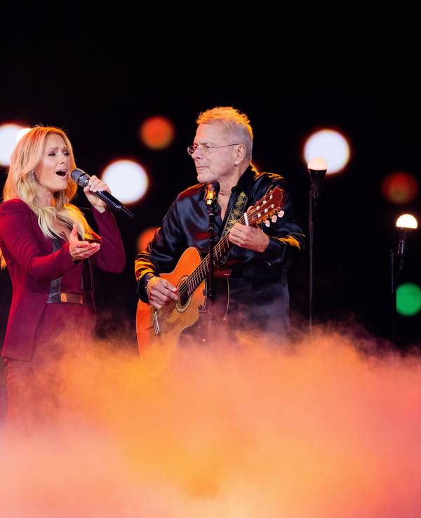 Nach 25 Jahren steht Reinhard Mey wieder auf der Bühne – neben Helene Fischer.