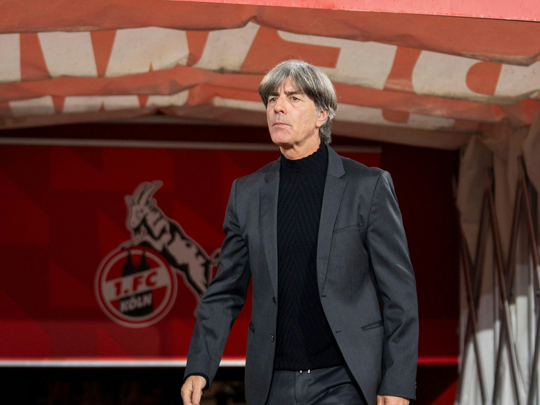 Joachim Löw kommt ins Stadion.