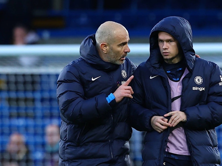 Der ehemalige Chelsea-Coach Enzo Maresca unterhält sich auf dem Platz mit Mykhaylo Mudryk (r.).