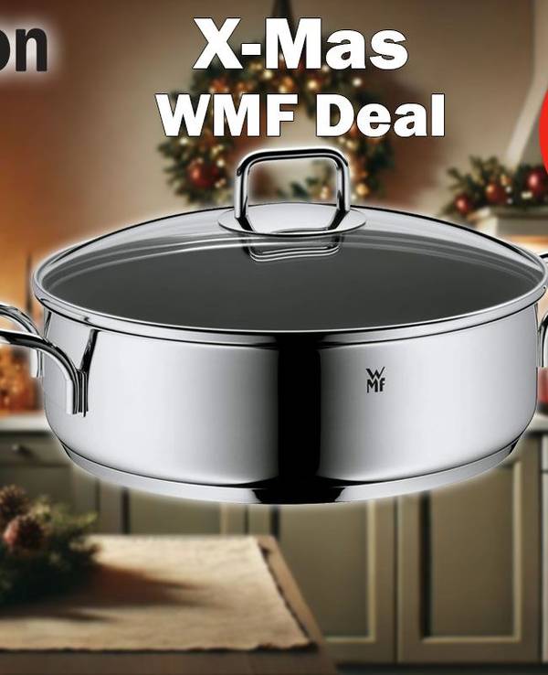 WMF Schmorpfanne und Bräter bzw. Schmortopf vor einer leicht beleuchteten und weihnachtlich geschmückten Küche.