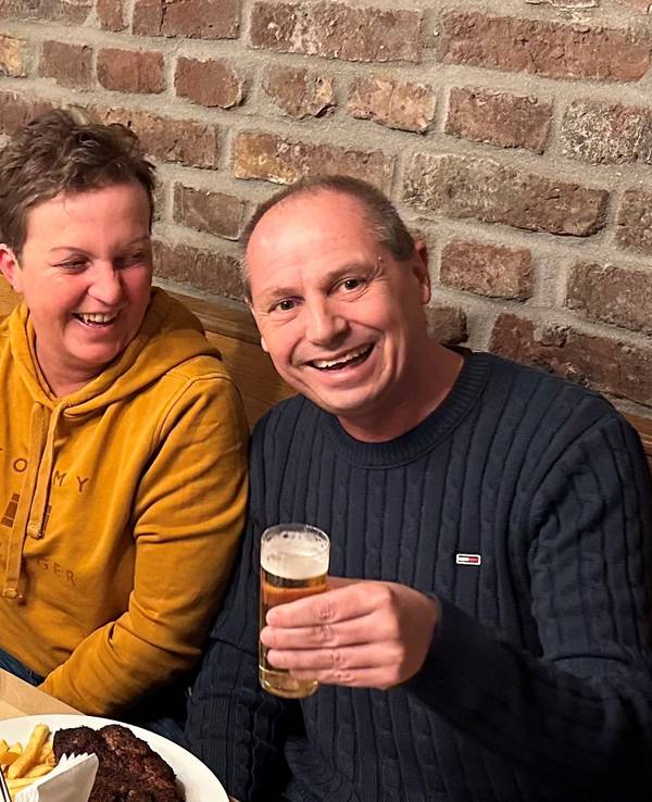 Ingo Becker und Astrid Dott haben die Kölsch-Krippe gebaut. Hier bei einem Brauhaus-Besuch in Köln.