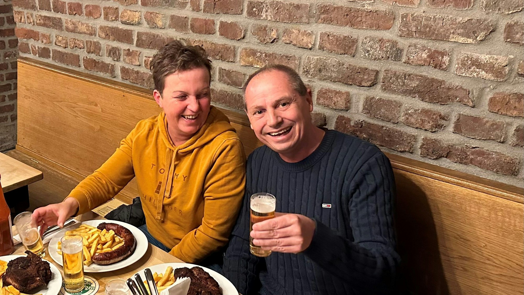 Ingo Becker und Astrid Dott haben die Kölsch-Krippe gebaut. Hier bei einem Brauhaus-Besuch in Köln.