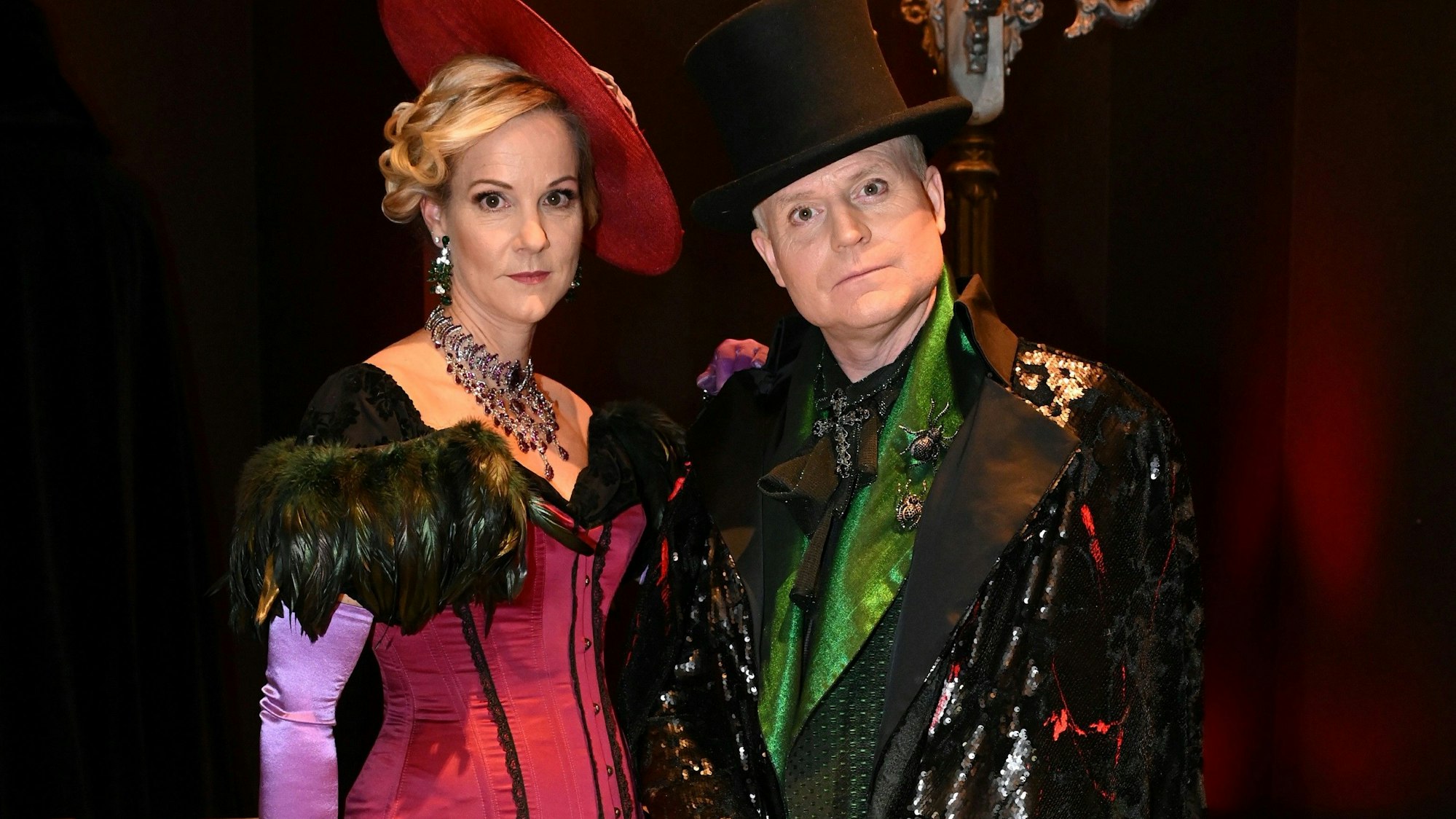 Ein Mann und eine Frau posieren in Kostümen für ein Foto.