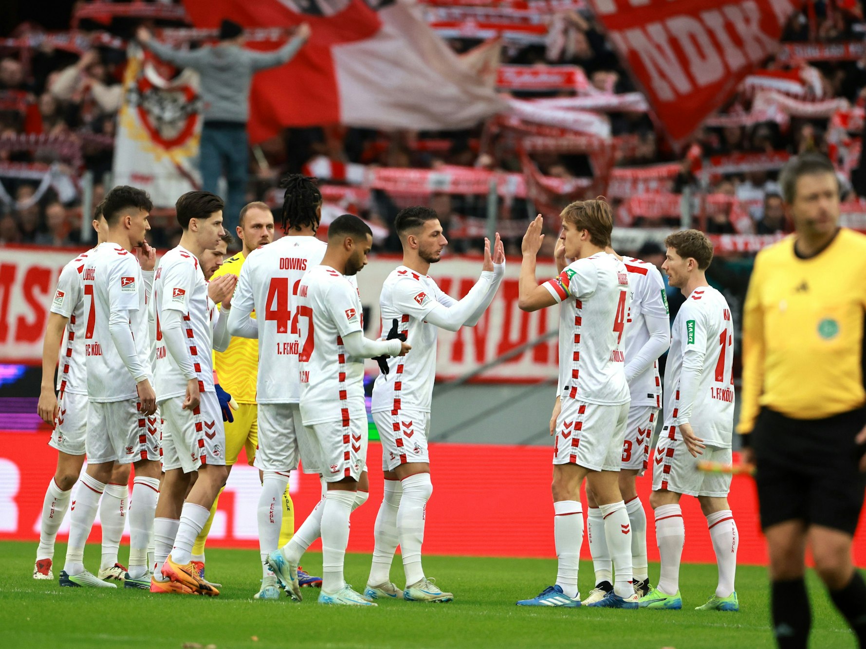 Die Spieler des 1. FC Köln klatschen sich vor dem Spiel gegen Nürnberg ab.