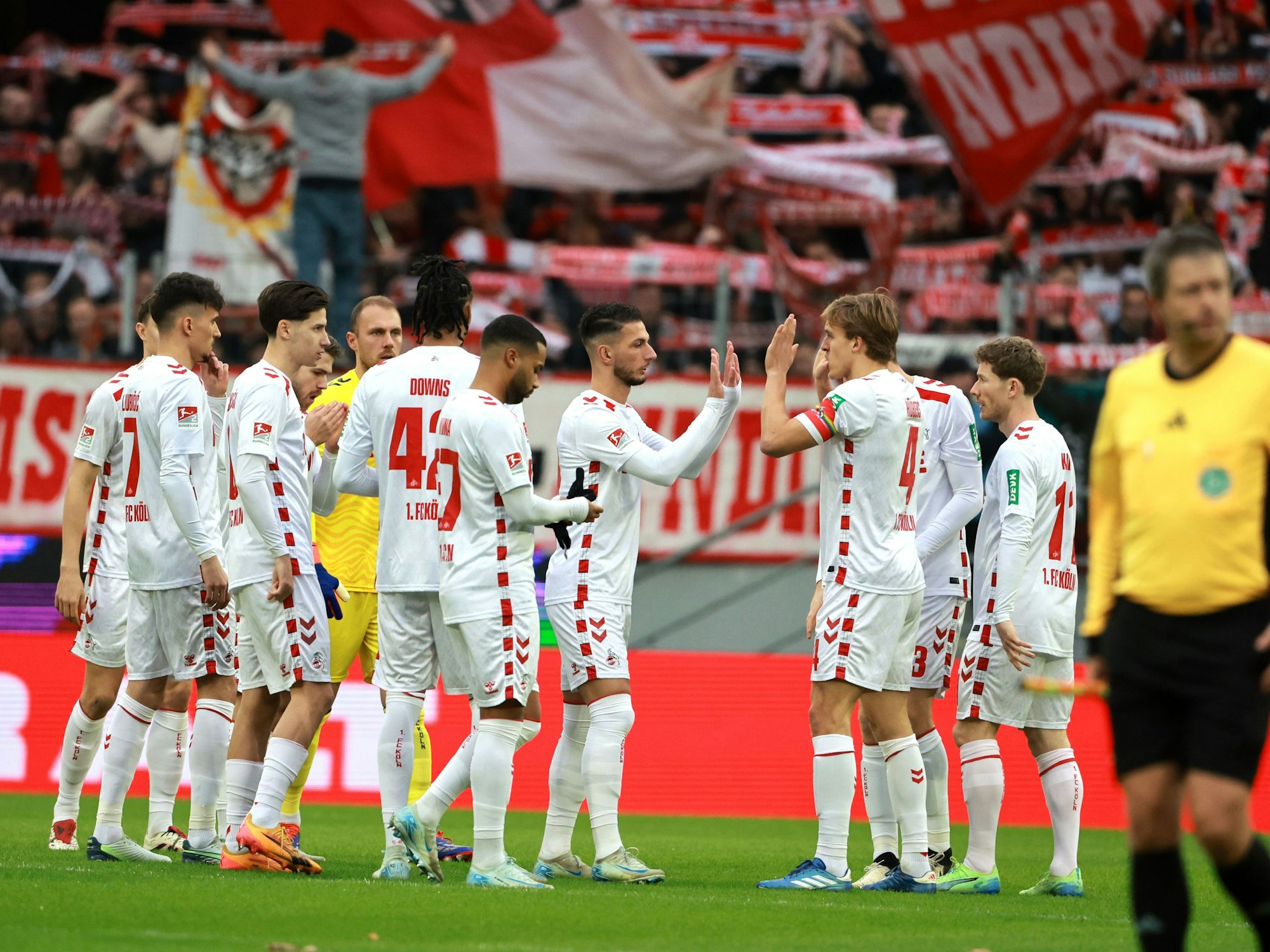 Die Spieler des 1. FC Köln klatschen sich vor dem Spiel gegen Nürnberg ab.