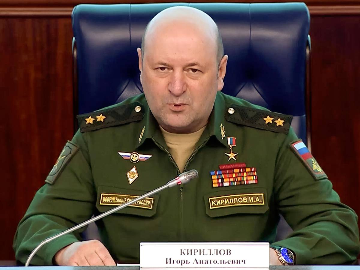 Auf diesem vom Pressedienst des russischen Verteidigungsministeriums am 28. Februar 2023 veröffentlichten Foto spricht Generalleutnant Igor Kirillow während eines Briefings in Moskau. Kirillow wurde bei einer Explosion in Moskau getötet.