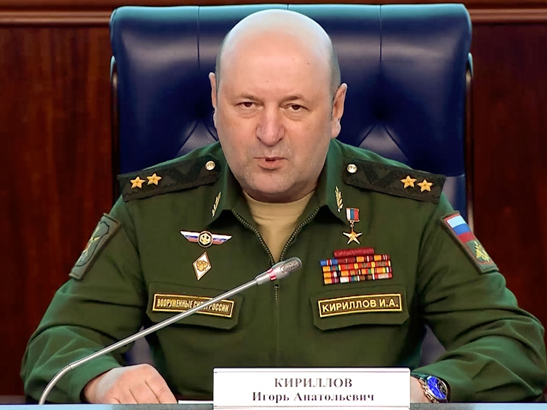 Auf diesem vom Pressedienst des russischen Verteidigungsministeriums am 28. Februar 2023 veröffentlichten Foto spricht Generalleutnant Igor Kirillow während eines Briefings in Moskau. Kirillow wurde bei einer Explosion in Moskau getötet.