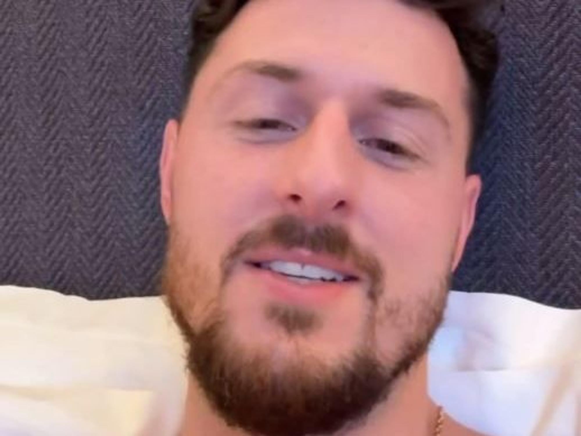 Jannik Kontalis zeigte sich am 17. Dezember aus einem Hotelbett in Köln.