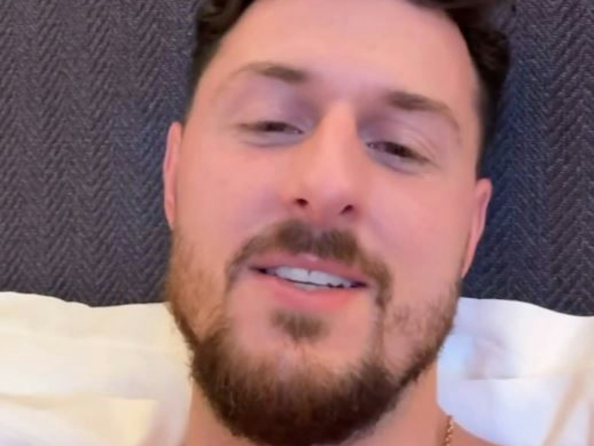 Jannik Kontalis zeigte sich am 17. Dezember aus einem Hotelbett in Köln.